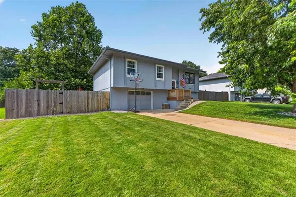 1802 PARKWOOD DR, Harrisonville, MO 64701