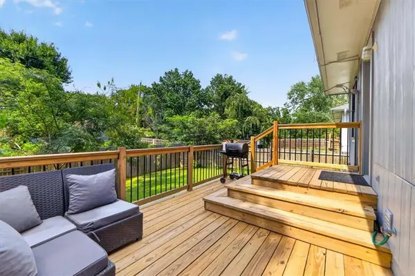 1802 PARKWOOD DR, Harrisonville, MO 64701