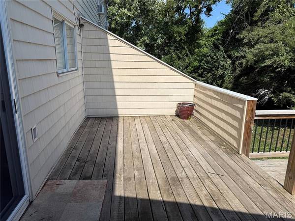 305 Sturbridge Village DR, Hazelwood, MO 63042