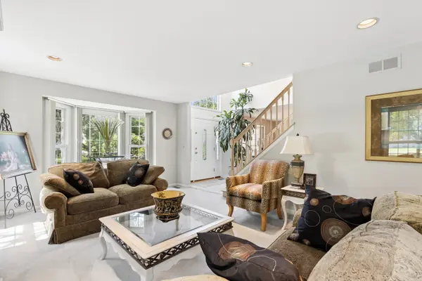 75 Madeline CIR, Schaumburg, IL 60173