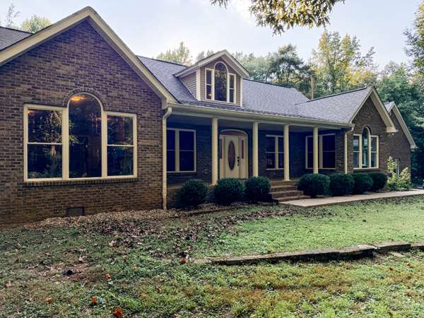 1006 Clearview Pt, Cottontown, TN 37048