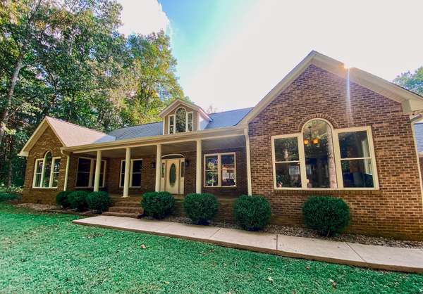 1006 Clearview Pt, Cottontown, TN 37048
