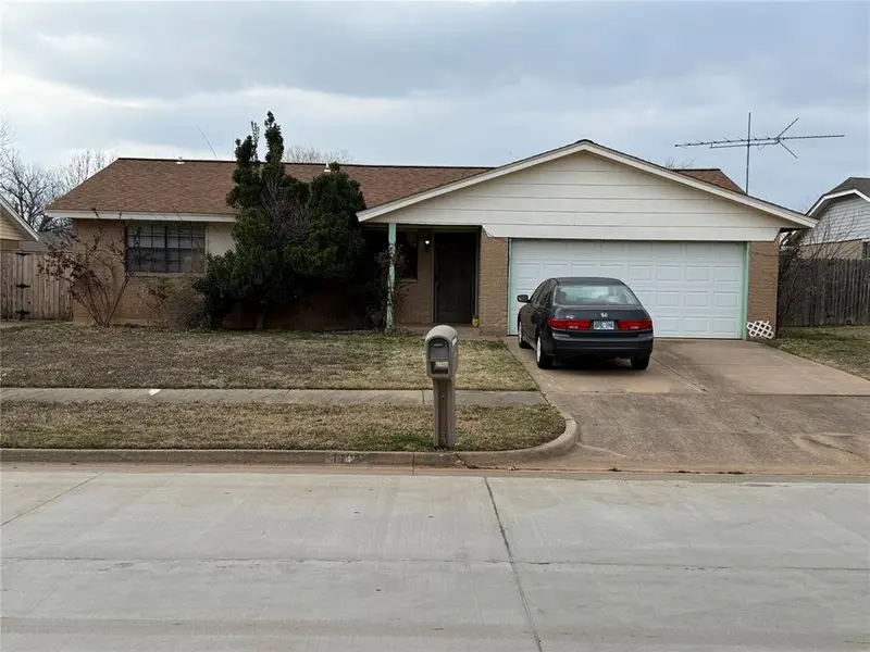 1101 S Bouziden DR, Moore, OK 73160