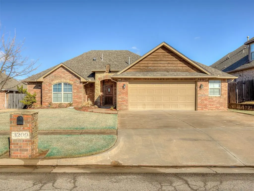 3209 SE 33rd ST, Moore, OK 73160