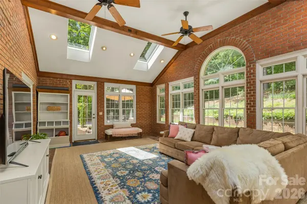 425 Sondley Woods PL, Asheville, NC 28805