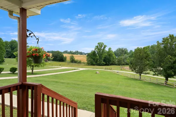 30 Countryside DR, Hendersonville, NC 28792
