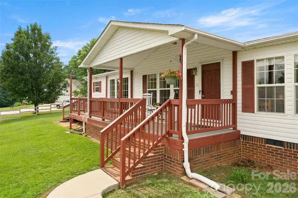 30 Countryside DR, Hendersonville, NC 28792