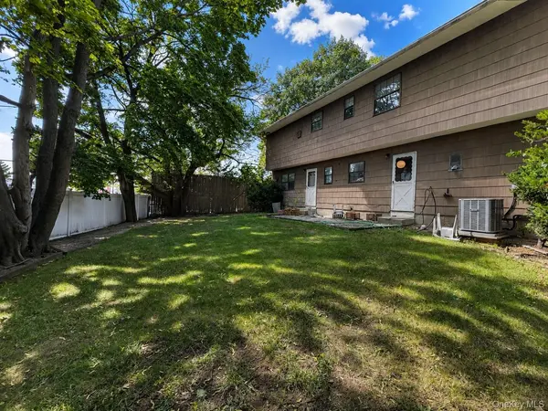 7 Roberts LN, Cedarhurst, NY 11516