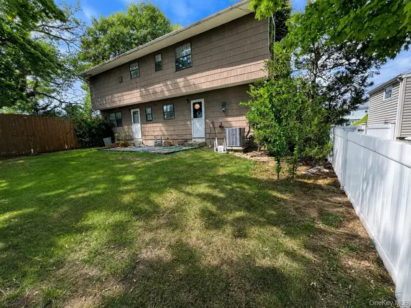7 Roberts LN, Cedarhurst, NY 11516