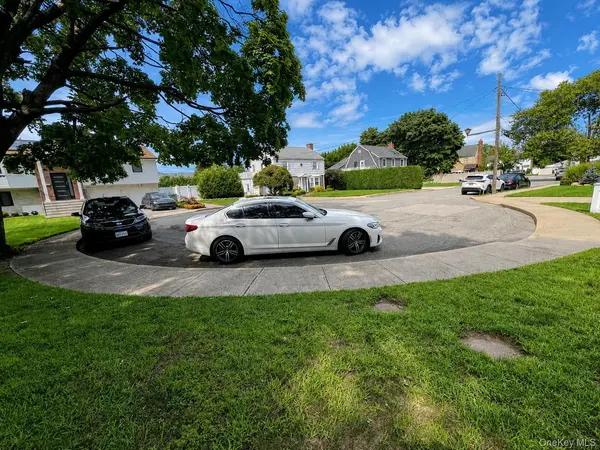7 Roberts LN, Cedarhurst, NY 11516