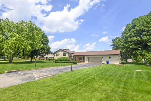 24662 W Red Oak LN, Shorewood, IL 60404