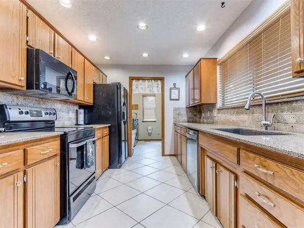 700 S Willowood DR, Yukon, OK 73099