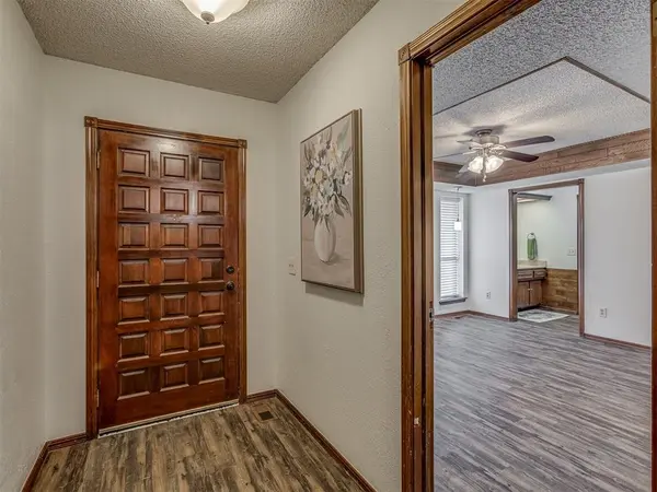 10428 Fairfax LN, Yukon, OK 73099