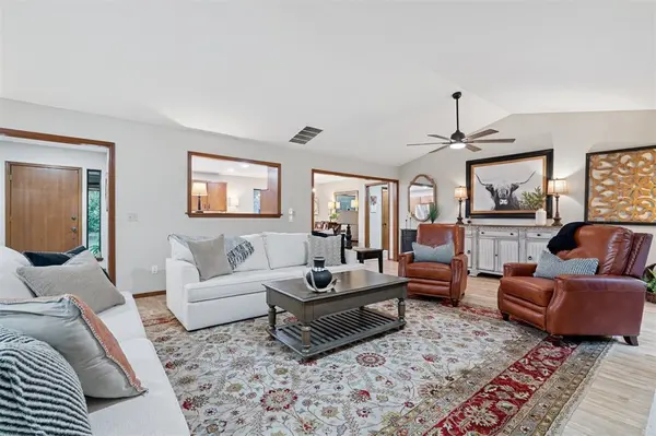 9404 Red Oak LN, Edmond, OK 73034