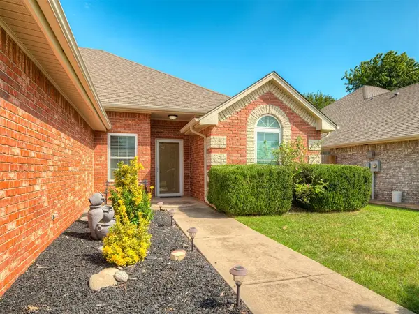 708 Garrison LN, Yukon, OK 73099