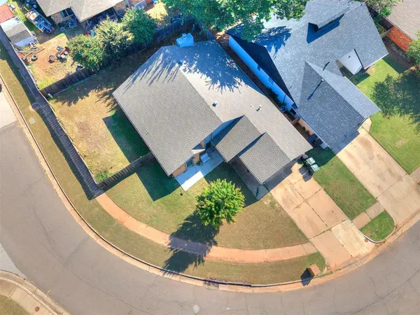1916 Woodside DR, Edmond, OK 73013