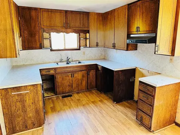1208 Holly ST, Perry, OK 73077