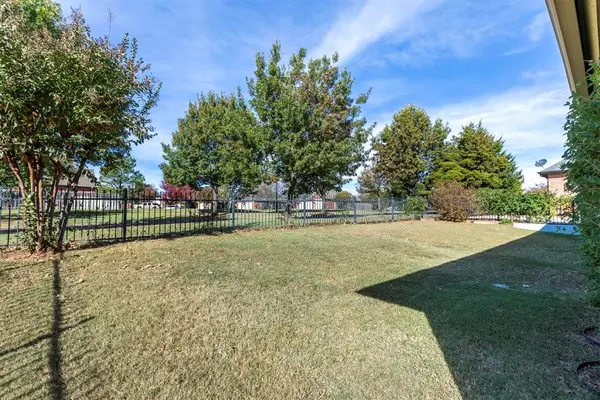 3901 Cottage LN, Edmond, OK 73013