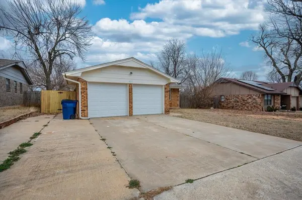 405 W Hillcrest DR, Mustang, OK 73064