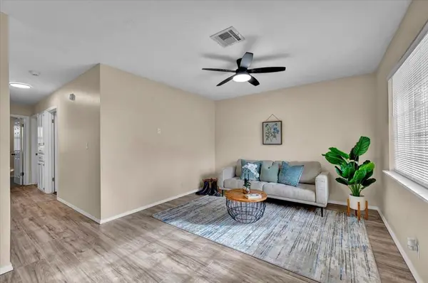 405 W Hillcrest DR, Mustang, OK 73064