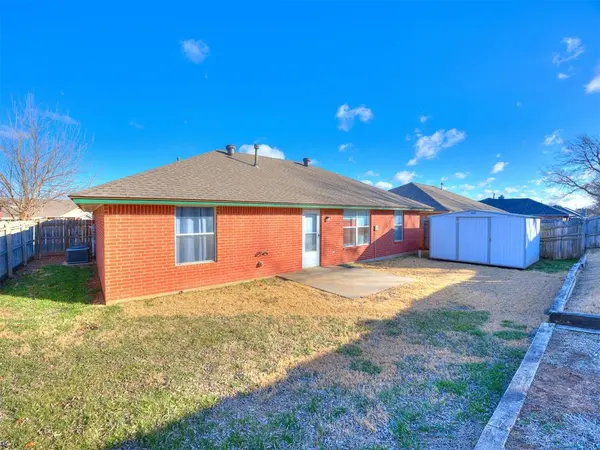 1124 NE 8th ST, Moore, OK 73160