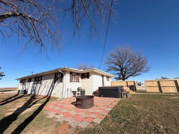 615 W County Line RD, Seiling, OK 73663