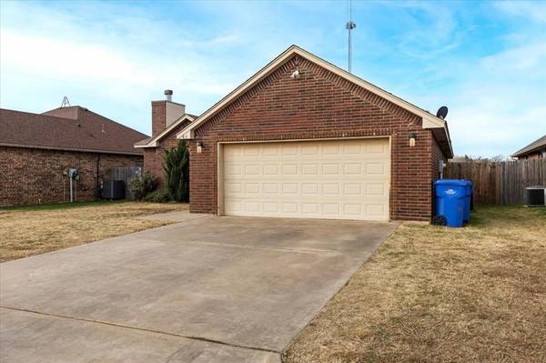 414 NW Granite AVE, Cache, OK 73527