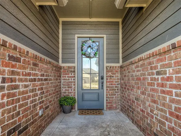 1724 W Trout WAY, Mustang, OK 73064