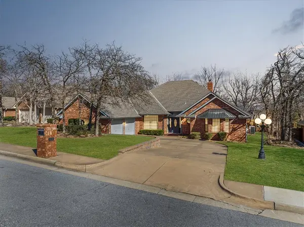 916 Fox Hill DR, Edmond, OK 73034