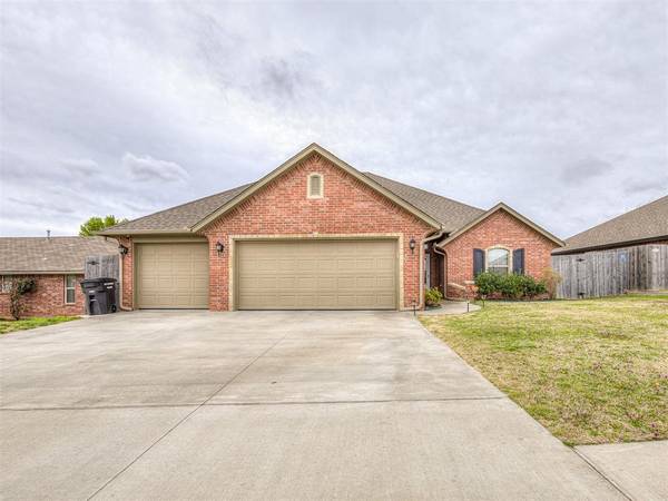 517 Cottonwood DR, Moore, OK 73160