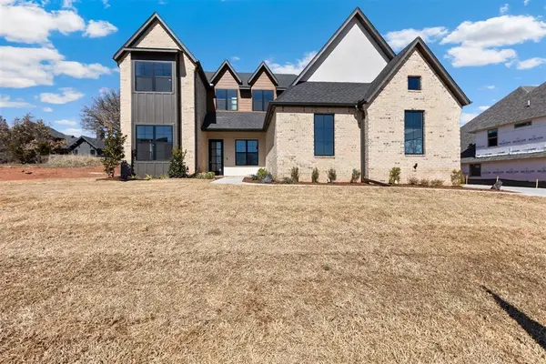 8201 Amber Ridge DR, Edmond, OK 73034