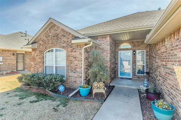 728 E Linden LN, Mustang, OK 73064