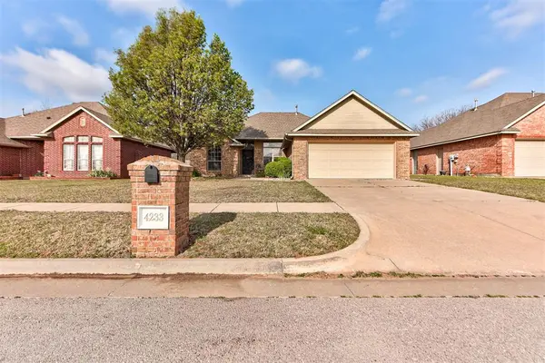 4233 Notting Hill DR, Moore, OK 73160
