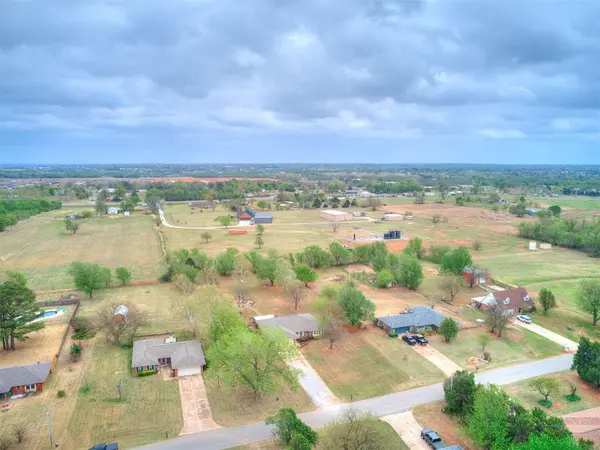 106 Oakwood DR, Tuttle, OK 73089