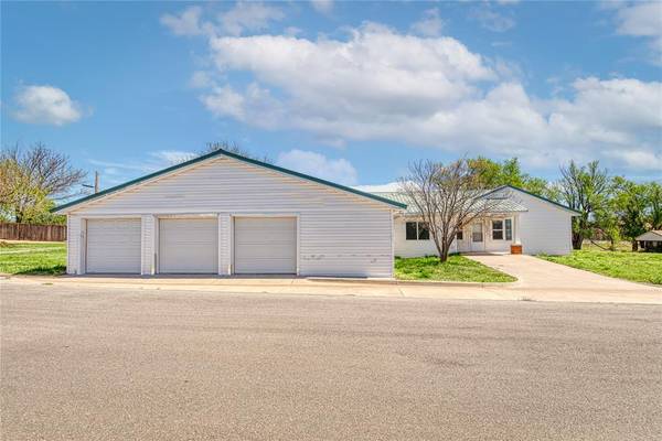323 S Phillips AVE, Leedey, OK 73654