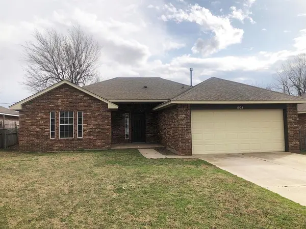 608 NW 21st ST, Moore, OK 73160