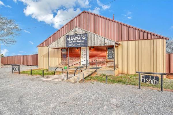 22203 N Frontage RD, Clinton, OK 73601