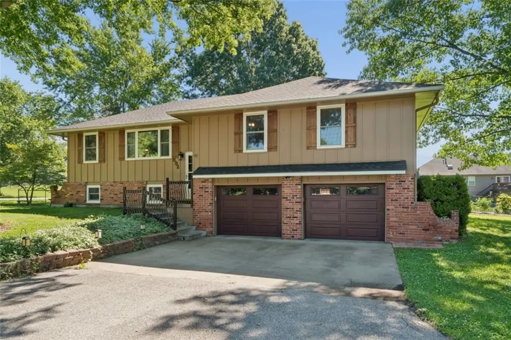 892 Gregory ST, Peculiar, MO 64078