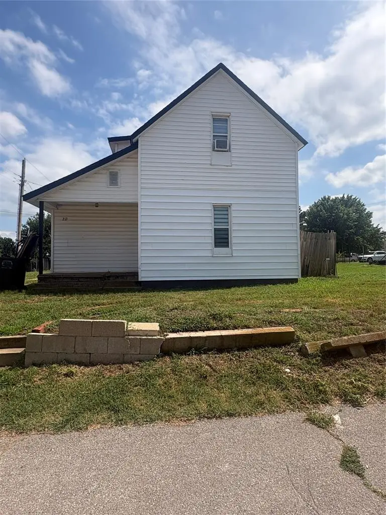 213 E Karns ST, Hinton, OK 73047