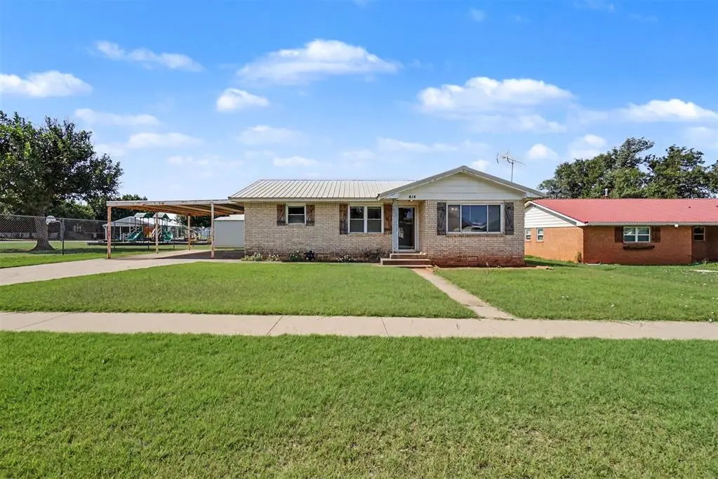 414 E Broadway ST, Leedey, OK 73654