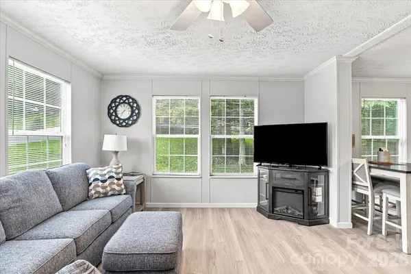 220 Powderhorn DR, Waynesville, NC 28786
