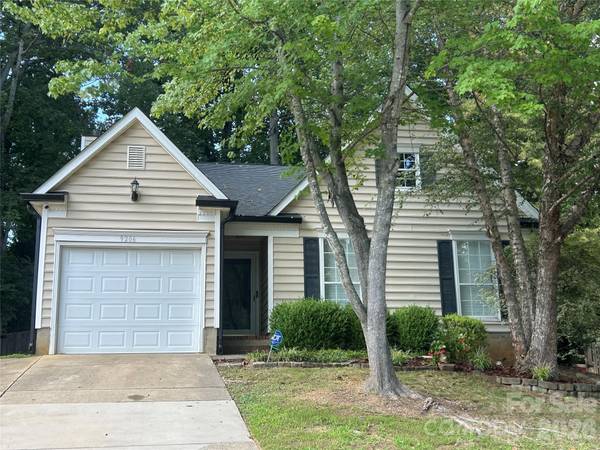 9206 Rotherham LN, Charlotte, NC 28216