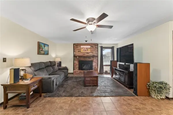 892 Gregory ST, Peculiar, MO 64078