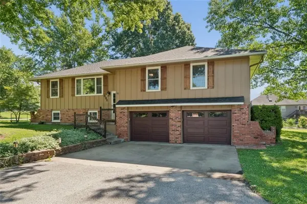 892 Gregory ST, Peculiar, MO 64078
