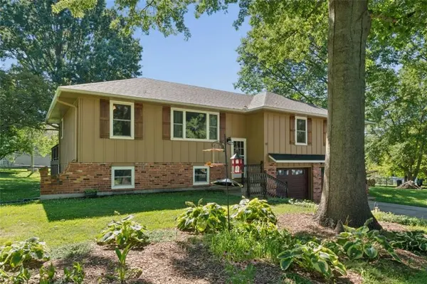 892 Gregory ST, Peculiar, MO 64078