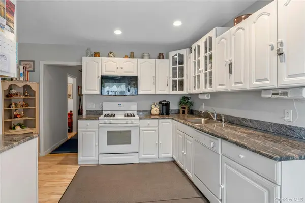 3060 Eastern Pkwy, Baldwin, NY 11510
