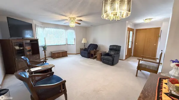 905 Briarcliff CIR, Mason City, IA 50401