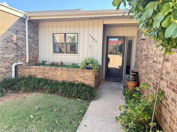 1004 Scissortail DR, Clinton, OK 73601
