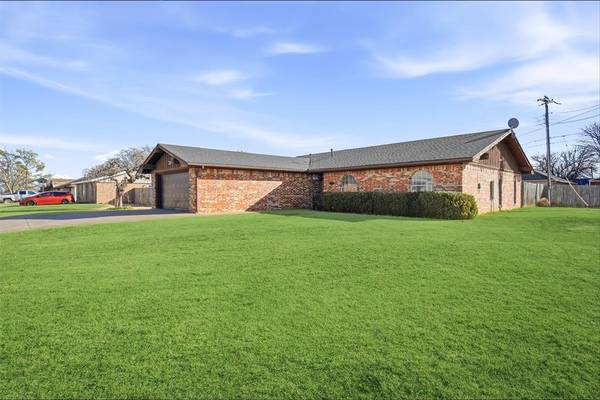 405 W Adams ST, Mangum, OK 73554
