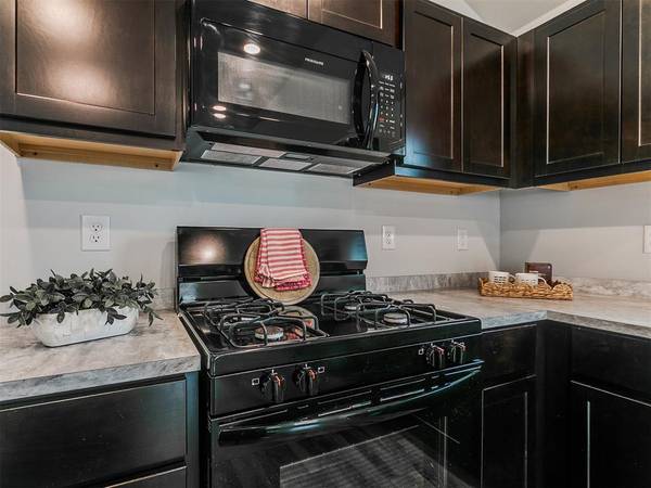 21185 River Mist DR, Harrah, OK 73045